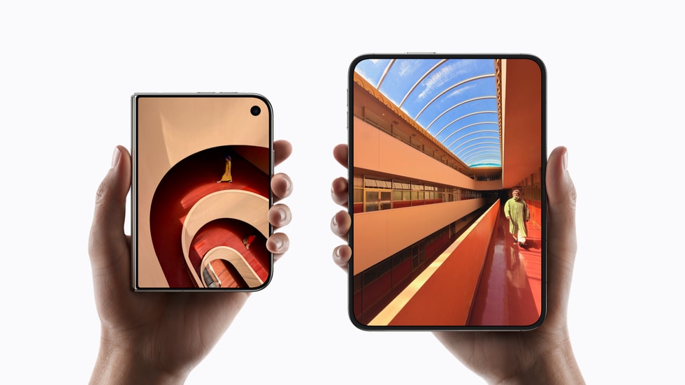 Apple iPhone Duo fechado e aberto, nas mãos — imagem oficial